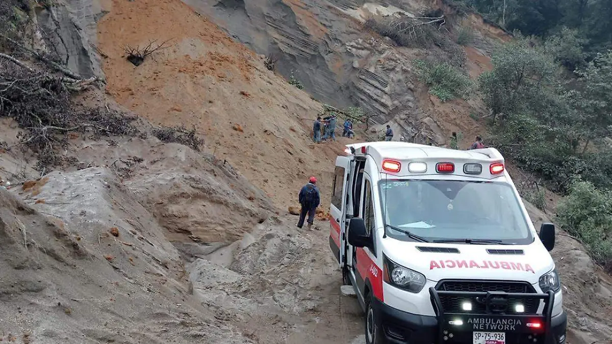 Autoridades de protección civil y comuneros de la localidad de Gómez Sur permanecen llevando a cabo acciones de rescate